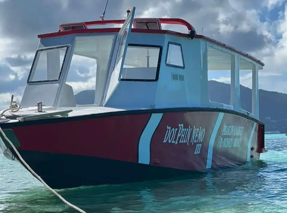 Dolphin Nemo III používaný pro výlety Praslin a La Digue